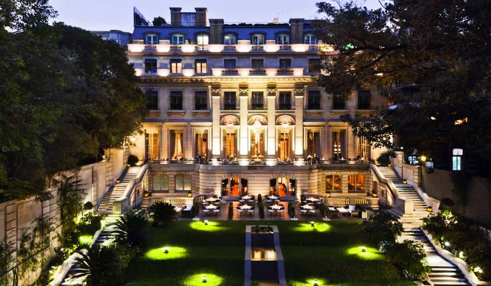 La Mansión francesa en Buenos Aires con «Jardines de Versailles» en la que podés pasar la noche y cenar bajo las estrellas