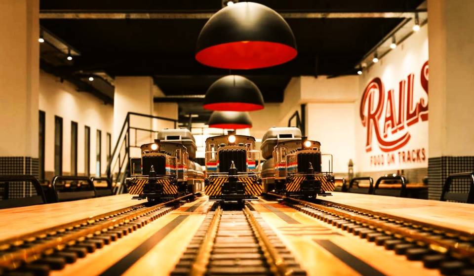 Comida Sobre Rieles: El Restaurante temático en Buenos Aires donde tu pedido atraviesa túneles y llega en un Trencito directo a tu mesa