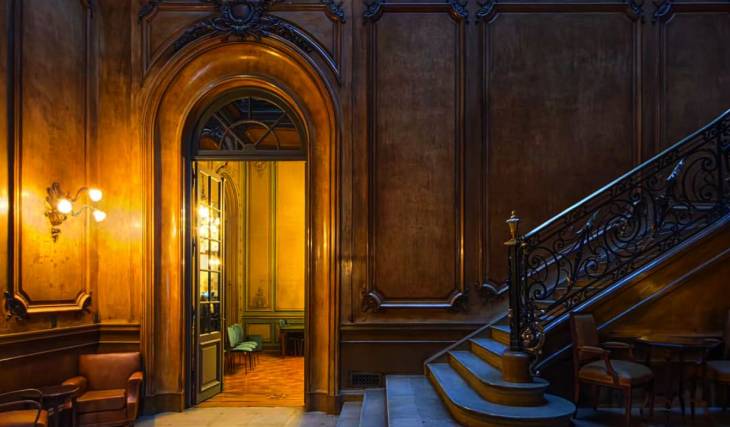 El Palacio Francés de 1902 inspirado en el Teatro Colón con  un Restaurante de la Belle Epoque y una Pulpería donde tomar Mate