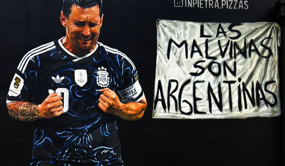 Messi y la bandera de Malvinas tienen su propio mural: Dónde ver la obra de arte que revive el triunfo argentino ante Inglaterra