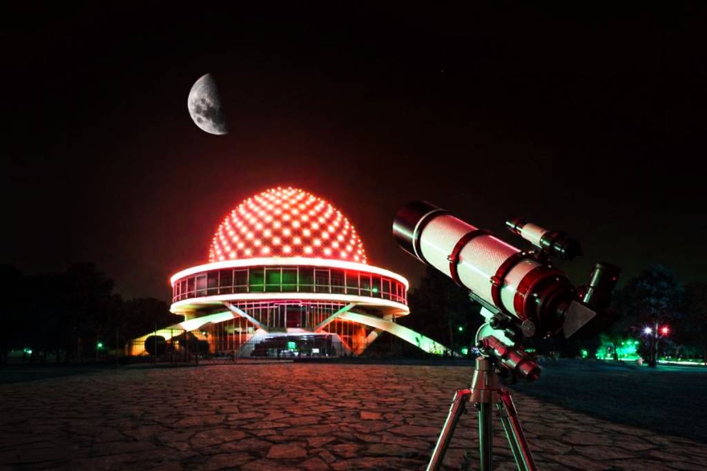 Eclipse de Luna sobre Buenos Aires: El Planetario abre sus jardines para verlo en vivo con telescopios y mapping gratuito bajo las estrellas
