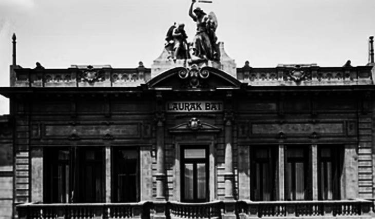 Este edificio de Buenos Aires esconde un árbol de Gernika de 100 años entre sus salones históricos y podés recorrerlo en una visita guiada gratuita