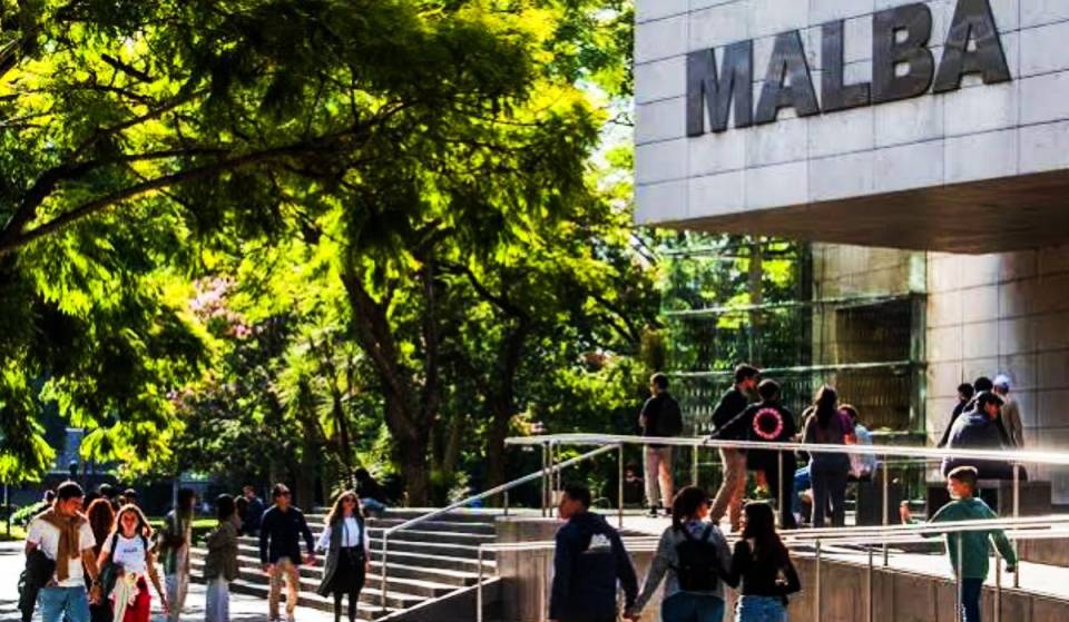 El Malba celebra su aniversario con entrada gratis, cine al aire libre, música en vivo, desfile y una nueva muestra dedicada a Frida Kahlo