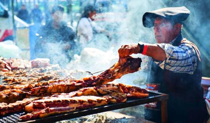 Este pueblo celebra una Fiesta del Asado con 3.000 Kilos de Asado a la estaca, un concurso al mejor asador y sólo está a 2hs de CABA