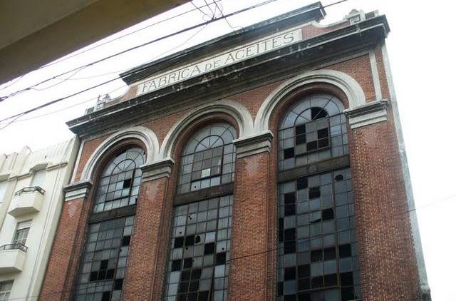 Antigua fachada de la fábrica de aceites que hoy alberga Ciudad Cultural Konex en el barrio del Abasto, Buenos Aires.