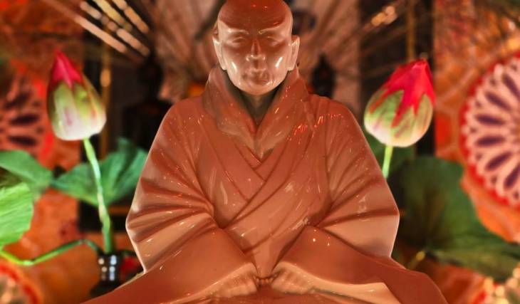 El restaurante japonés a metros de Plaza de Mayo que esconde un templo budista atendido por uno de sus chefs y monjes