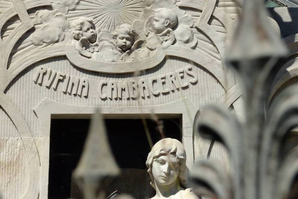 Mausoleo de Rufina Cambaceres en el Cementerio de la Recoleta