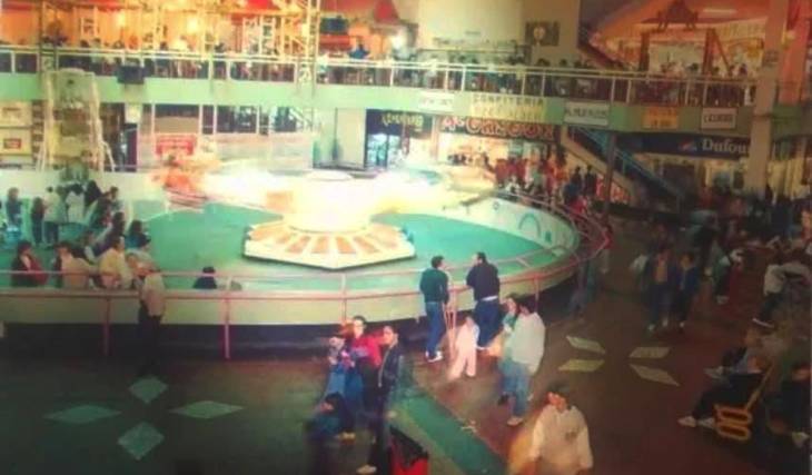 En 1986, el primer gran shopping de Argentina abrió sus puertas en Avellaneda y tenía hasta pista de patinaje sobre hielo; poco más de una década después, cerró para siempre y hoy alberga este hipermercado
