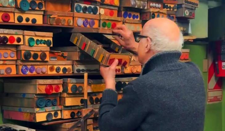 A sus 87 años, el «Rey de los Botones» resiste en un subsuelo de Flores: fabrica millones de piezas a mano con un antiguo torno italiano desde hace más de siete décadas