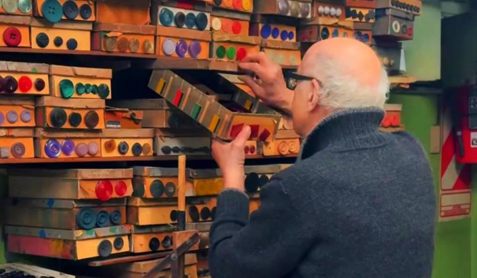 A sus 87 años, el «Rey de los Botones» resiste en un subsuelo de Flores: fabrica millones de piezas a mano con un antiguo torno italiano desde hace más de siete décadas
