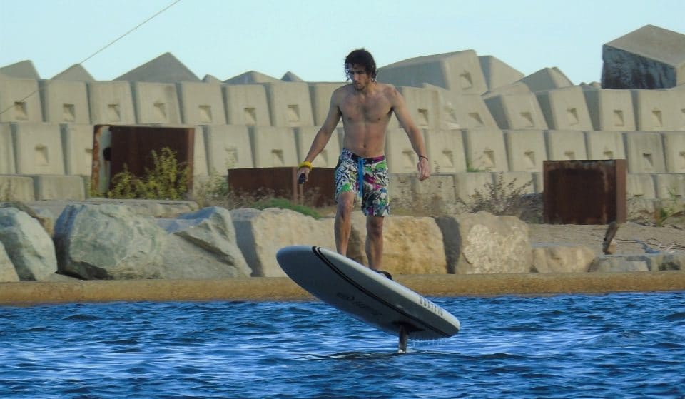 Este verano, vuela sobre el mar con una tabla motorizada