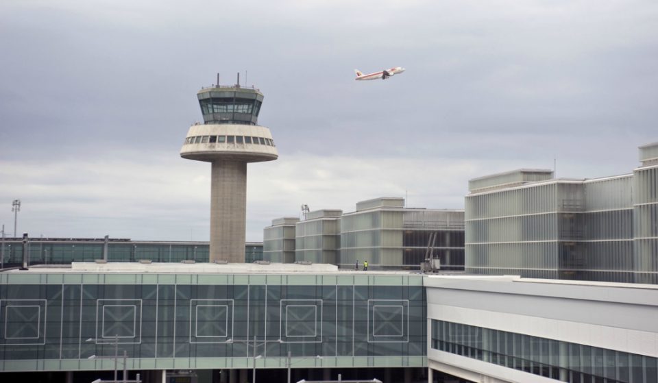 Impiden despegar un avión en El Prat en solidaridad con un deportado