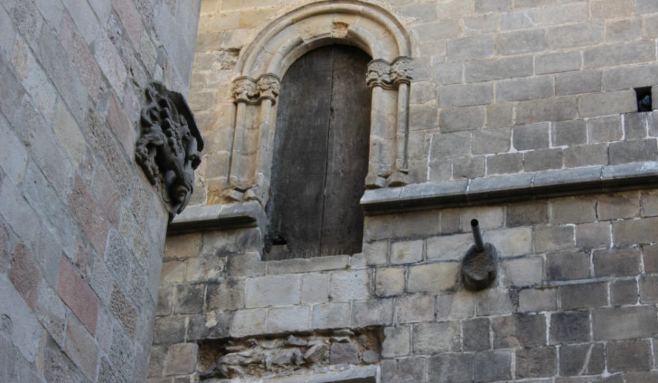 La puerta que no conduce a ninguna parte en la Catedral de Barcelona
