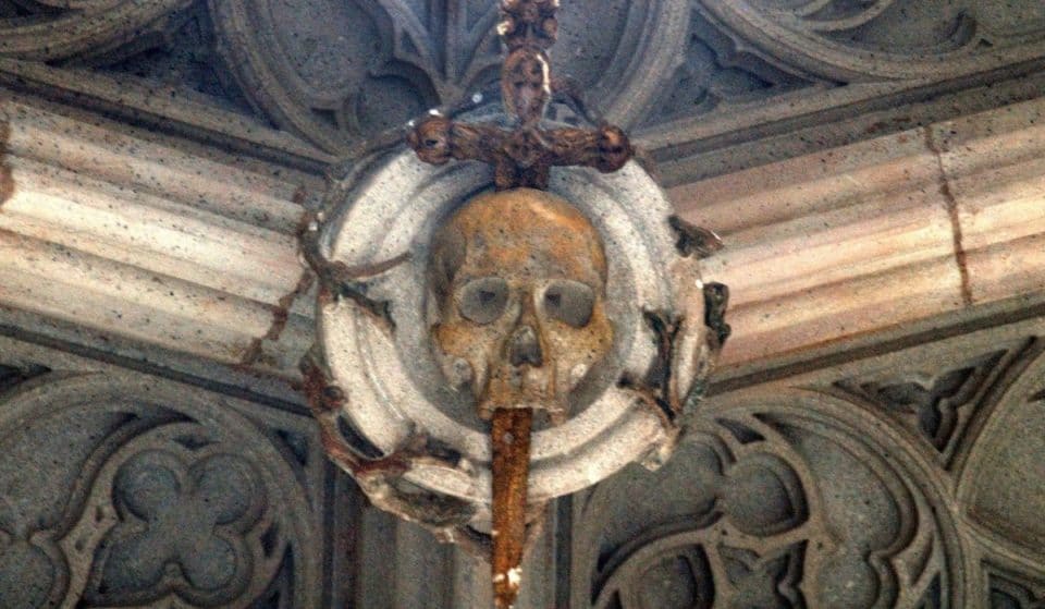 ¿Qué simboliza la calavera del puente del Bisbe?