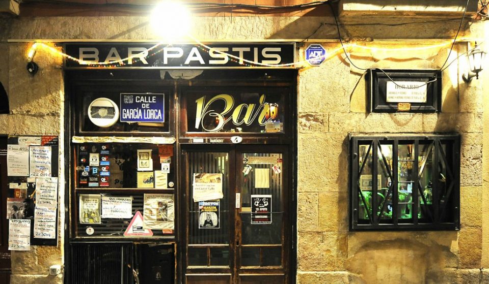 Uno de los bares más míticos de Barcelona te necesita para no cerrar