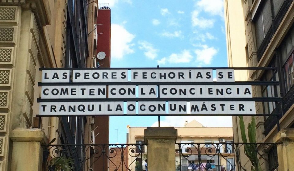 Alguien está poniendo mensajes en la Gran Vía y son maravillosos