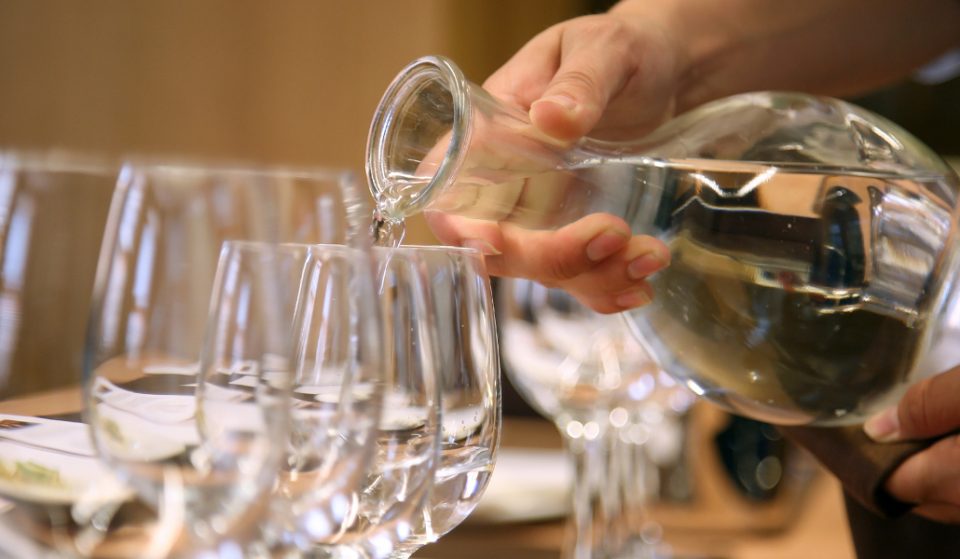 Quieren obligar a los restaurantes de Barcelona a regalar el agua