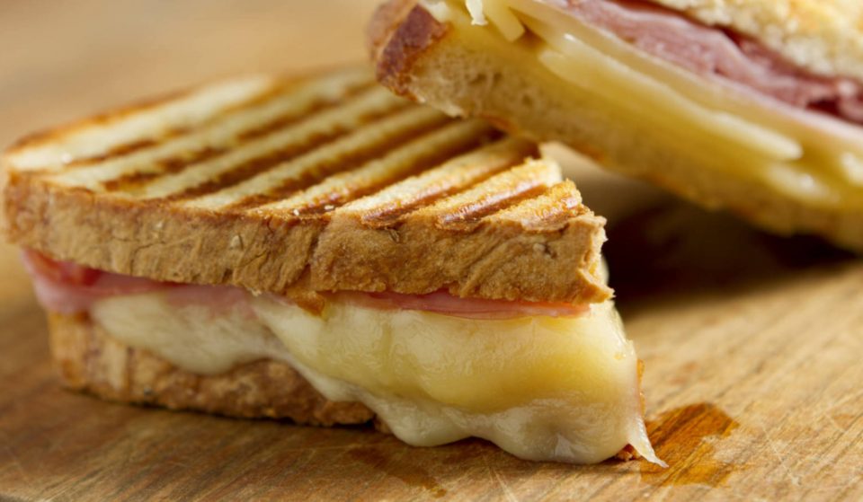 ¿Por qué llamamos bikini al sándwich mixto?