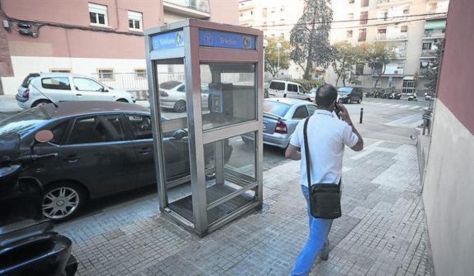 Esta es la última cabina telefónica de Barcelona