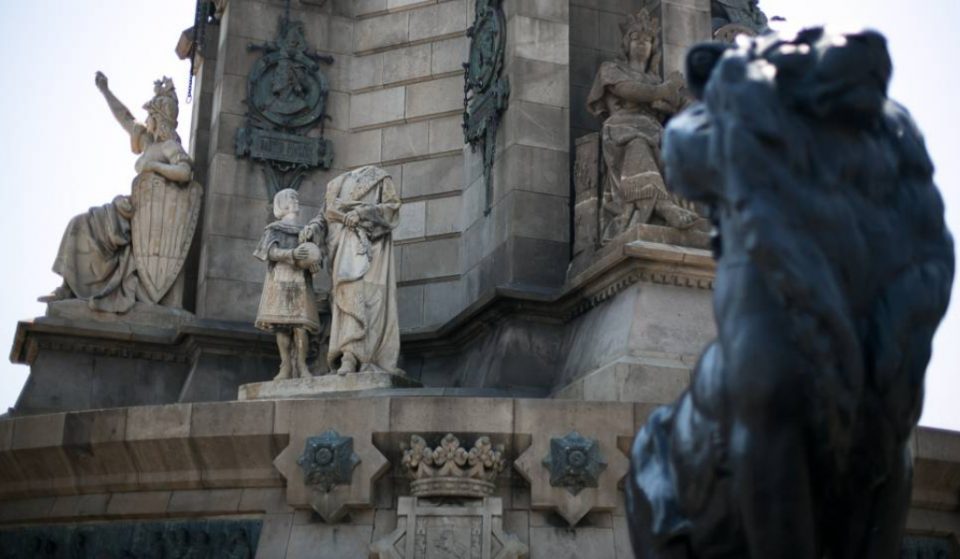 Le devuelven la cabeza a la estatua decapitada del monumento a Colón