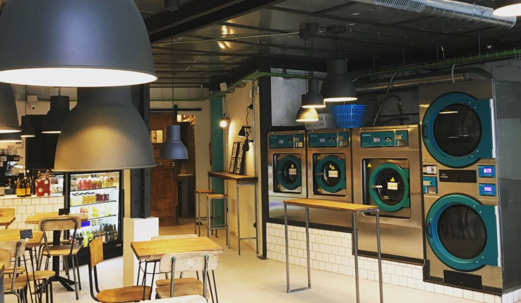 El concepto de bar lavandería existe, pero sólo en Barcelona