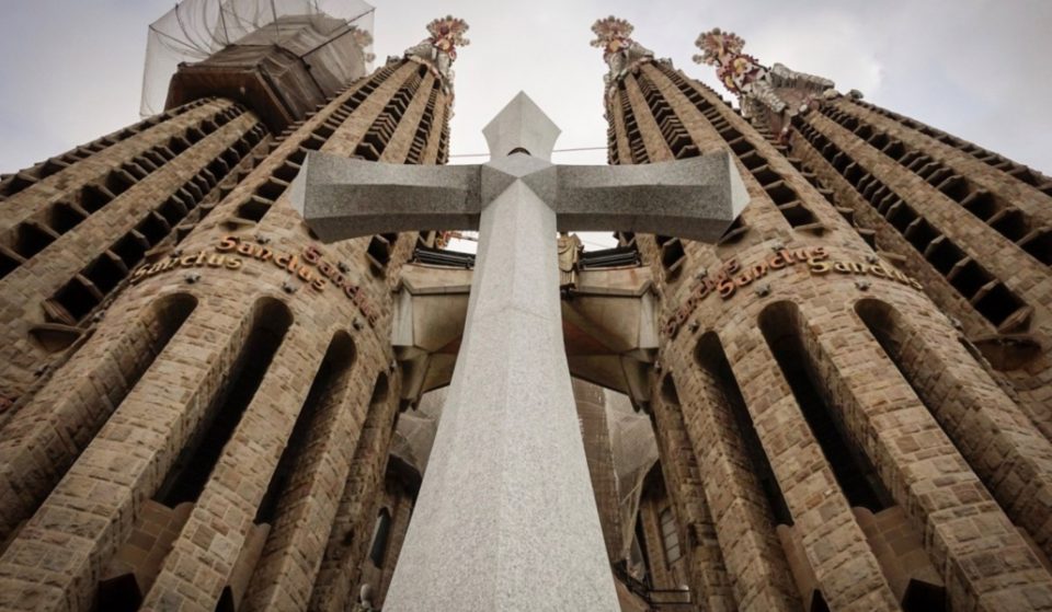 Han instalado una cruz de 18 toneladas en la Sagrada Familia