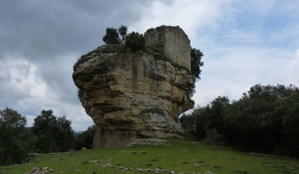 Un castillo imposible con forma de barco, milenario y a 50 km de Barcelona