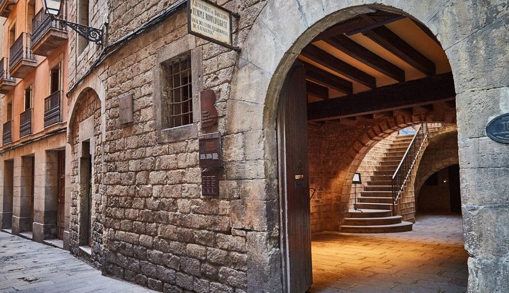 El Templo de Augusto, una maravilla romana en medio de Ciutat Vella