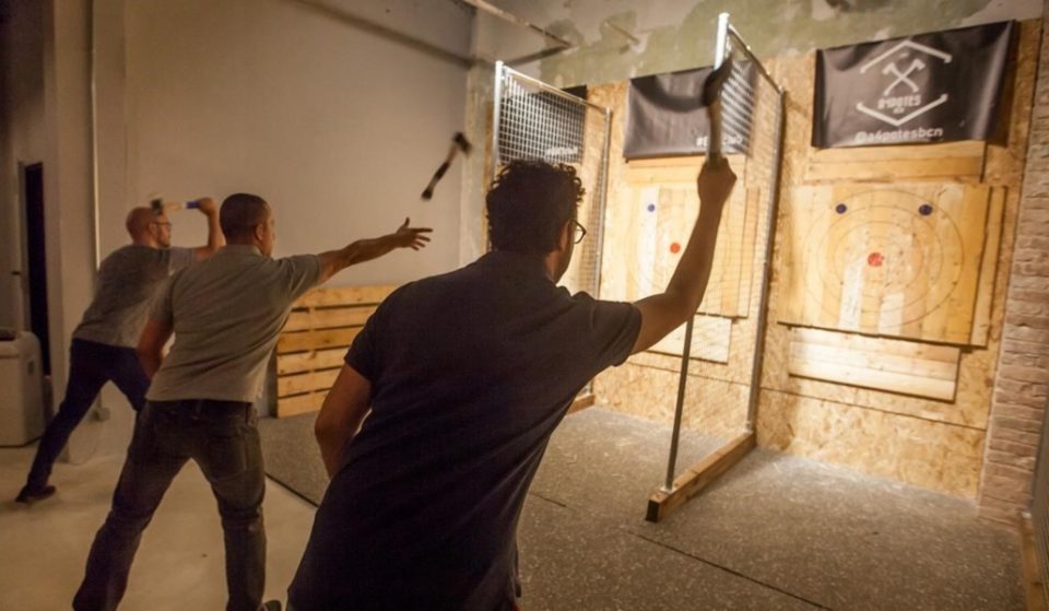 Lanzamiento de hacha: el deporte de moda en Barcelona