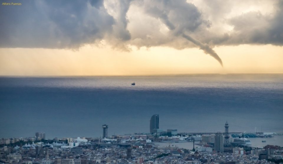 Avistado frente a Barcelona un torbellino de agua