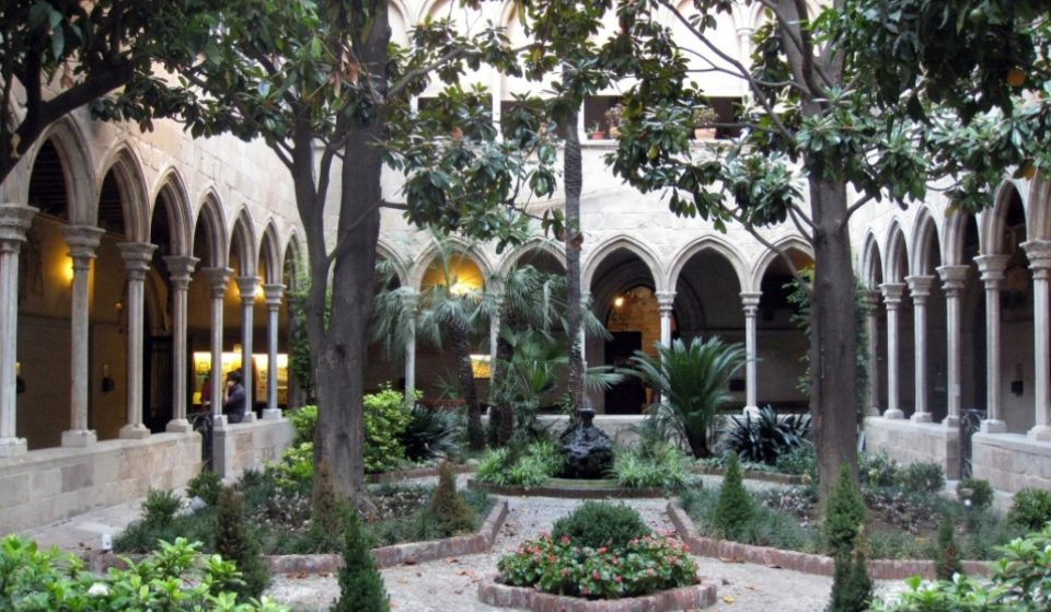 ¿Sabías que en medio de l’Eixample hay un claustro gótico?