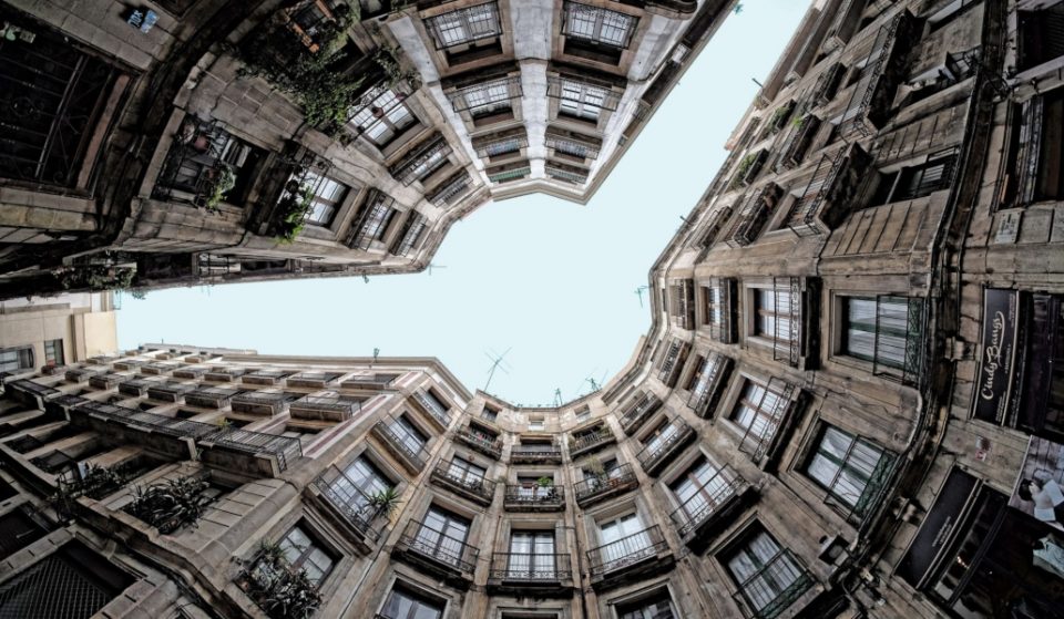 Carrer Milans, una de las calles más raras (y más fotografiadas) de Barcelona