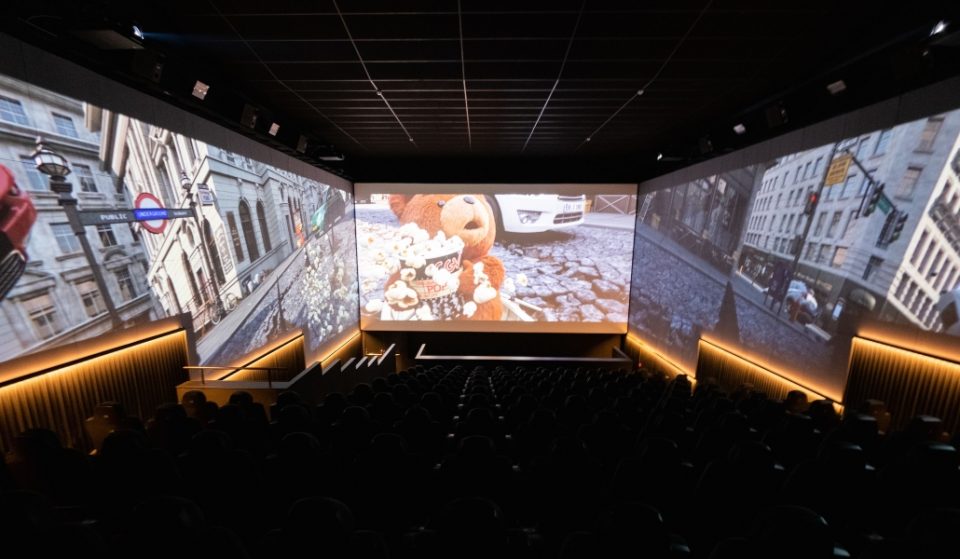 Este cine de BCN ha estrenado una sala con triple pantalla