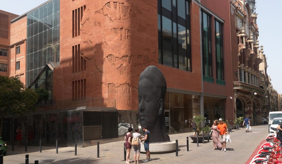 Carmela, la escultura que enamoró (y sigue enamorando) a los barceloneses