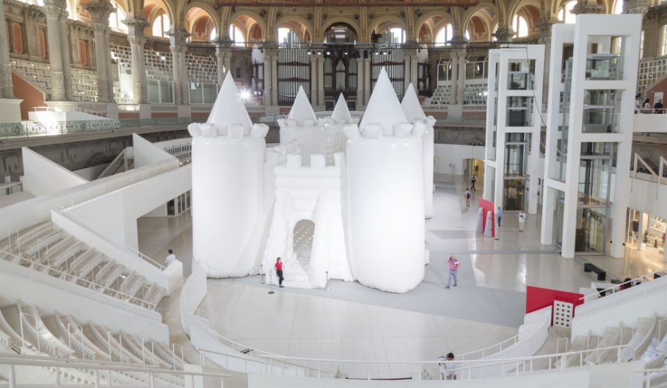 Hay un castillo hinchable gigante en medio del MNAC