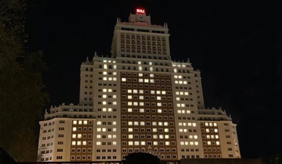 Así se ha iluminado este hotel para pedir que nos quedemos en casa