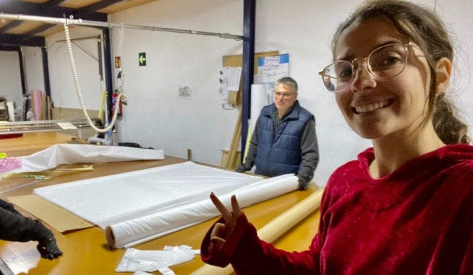 Una firma de moda paraliza su producción para fabricar mascarillas