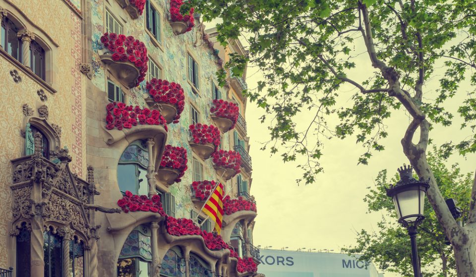 Casa Batlló promueve llenar todos los balcones de rosas por Sant Jordi