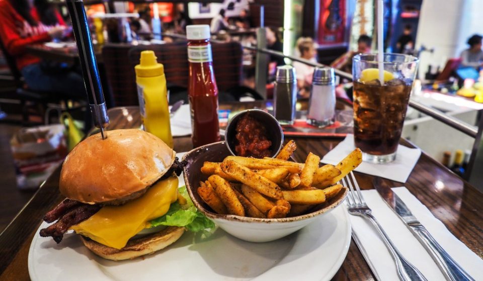 Hard Rock Café regala hamburguesas a los sanitarios de Barcelona