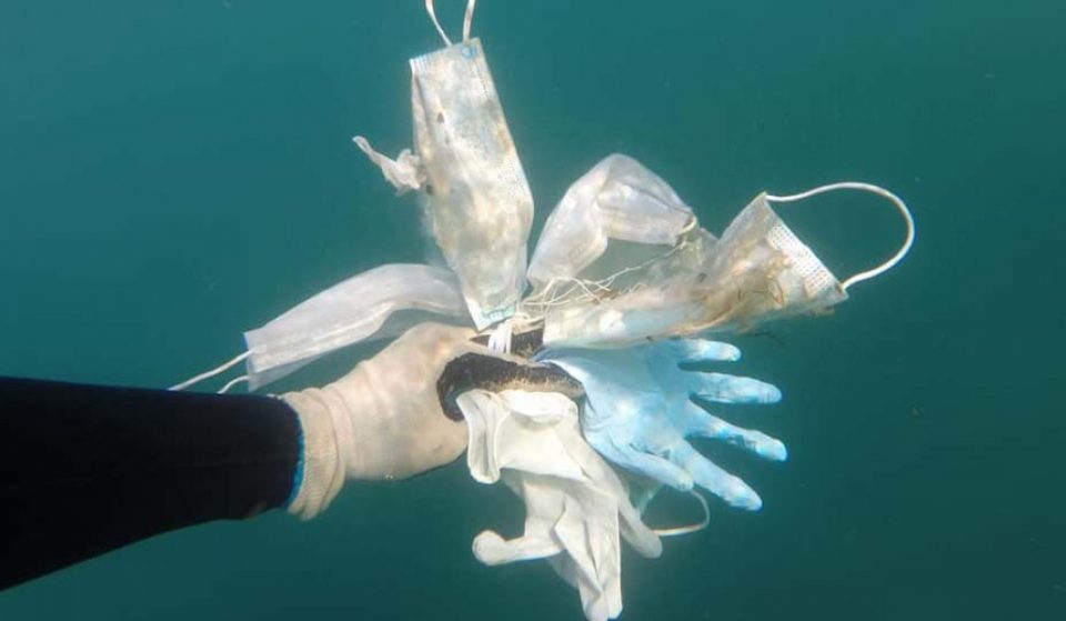 El mar se llena de guantes y mascarillas