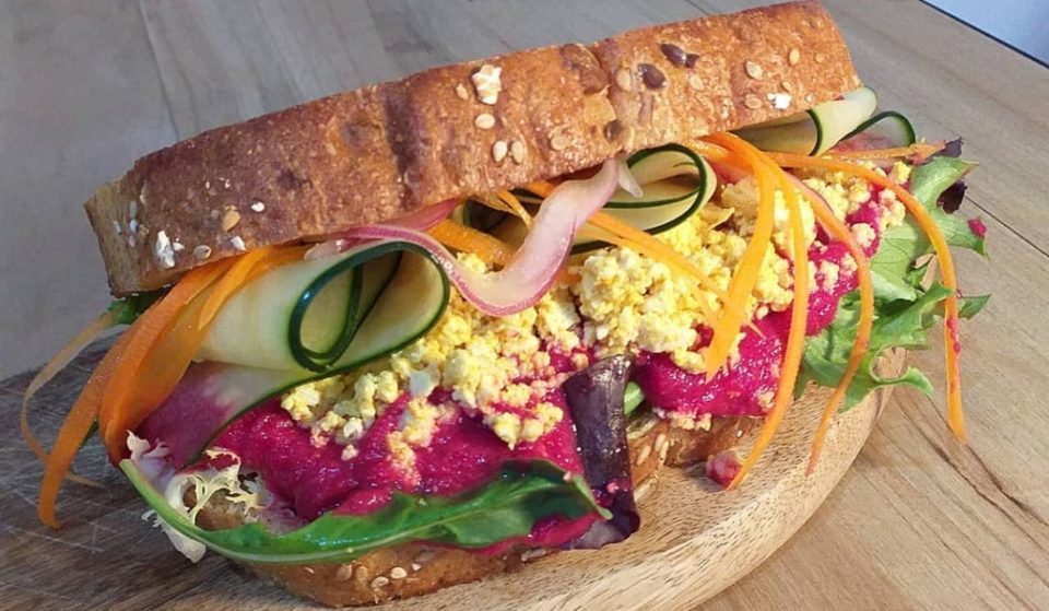 Esta empresa te trae sándwiches y bols a tu toalla en la playa