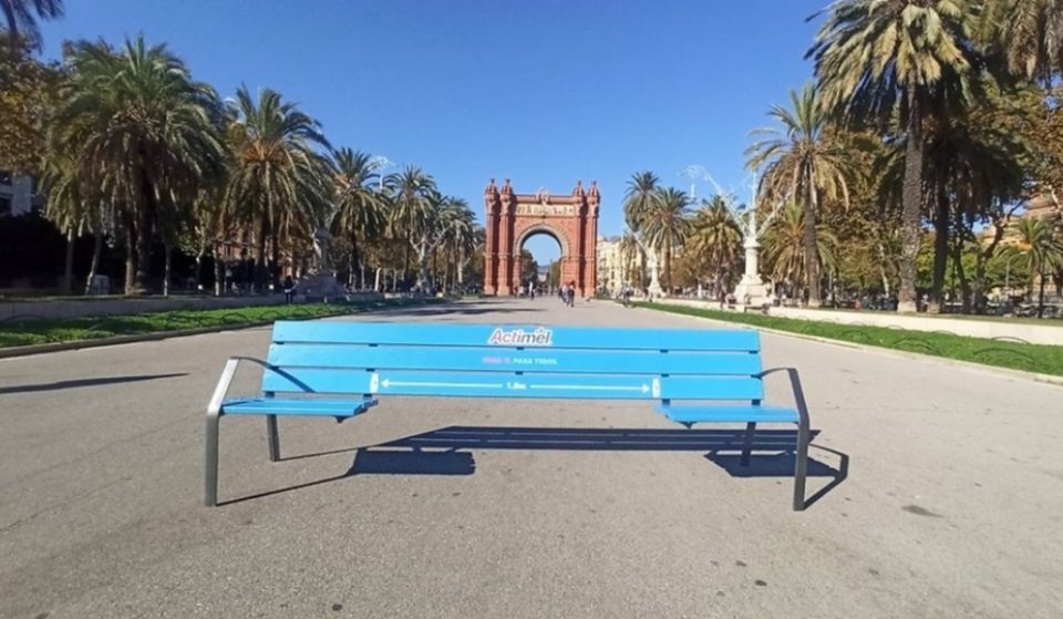 Instalan en Barcelona los primeros bancos con distancia de seguridad