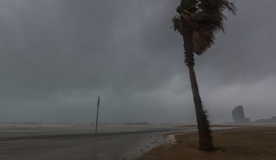 Fuertes rachas de viento en Barcelona obligan a cerrar la instalación de los Reyes Magos en el Fòrum