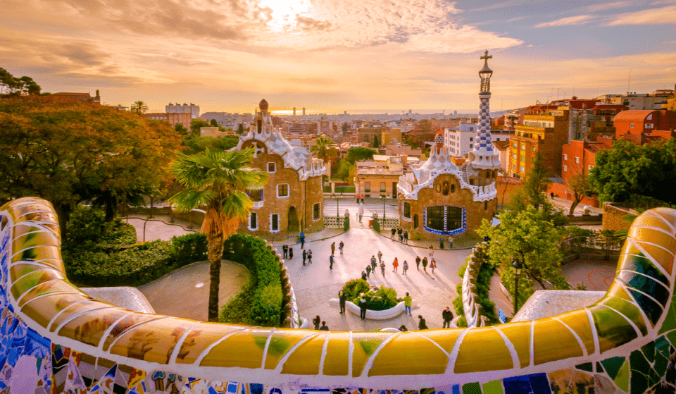 El cine al aire libre del Park Güell que mira a la Barcelona de comienzos del siglo XXI