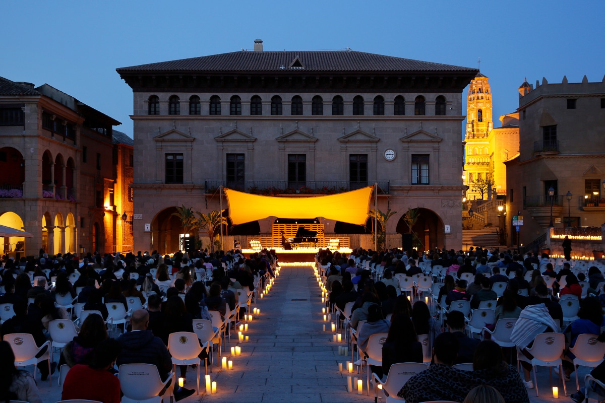 Los clásicos del jazz suenan bajo las velas en el Poble Espanyol