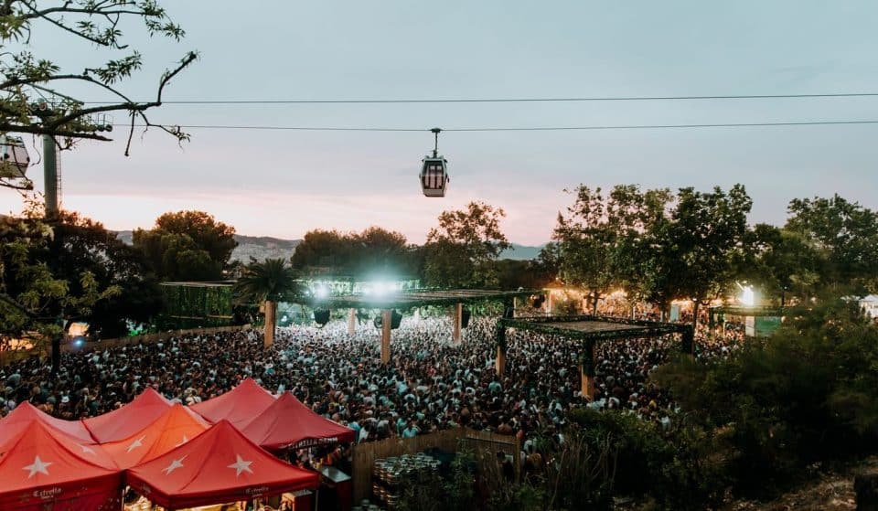 Het festival dat plaatsvindt in een oud pretpark met uitzicht over de stad: een feestje in de schaduw van de bomen met kaartjes voor 5 euro