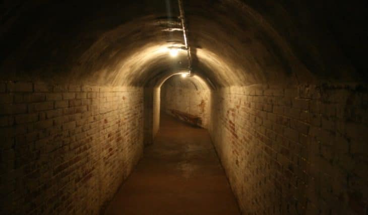 Sorpresa en el Guinardó: refugio antiaéreo desconocido y oculto tras una pequeña puerta de metal abrirá al público en Barcelona
