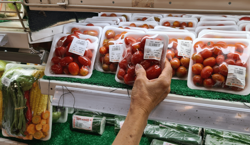 España prohibirá la fruta y verdura envasadas en plástico en 2023
