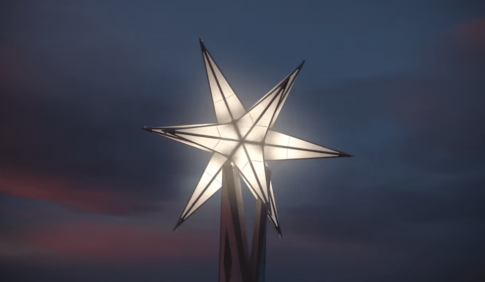 La estrella ya corona la torre de la Mare de Déu de la Sagrada Familia