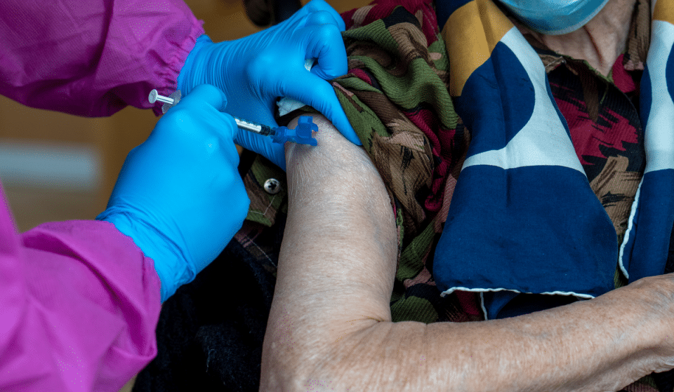 La vacuna contra la gripe y la tercera dosis contra la Covid-19 comienzan hoy en Catalunya